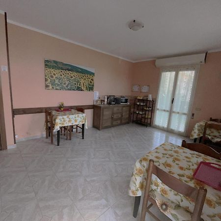 B&B Il Girasole Ortonovo Bagian luar foto